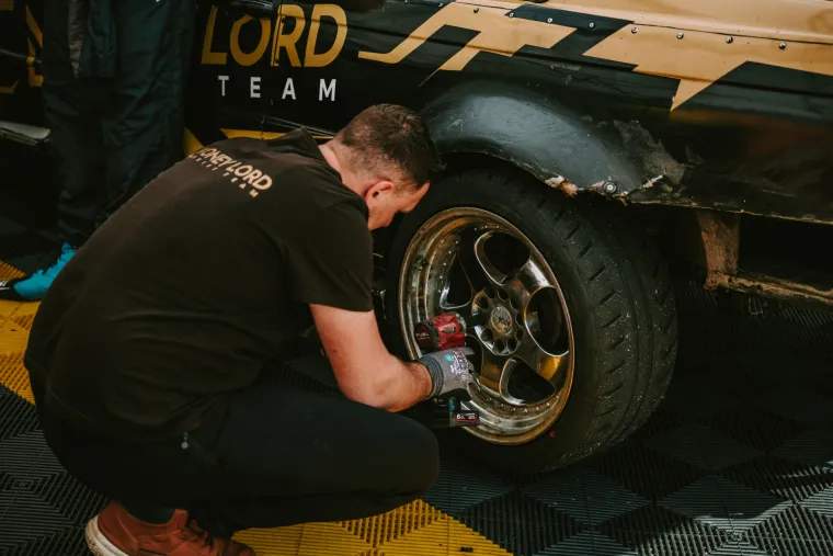 Nabrijani auti, spaljene gume i kontrolirani kaos: Ovo su legalni Brzi i Žestoki na Mičevcu