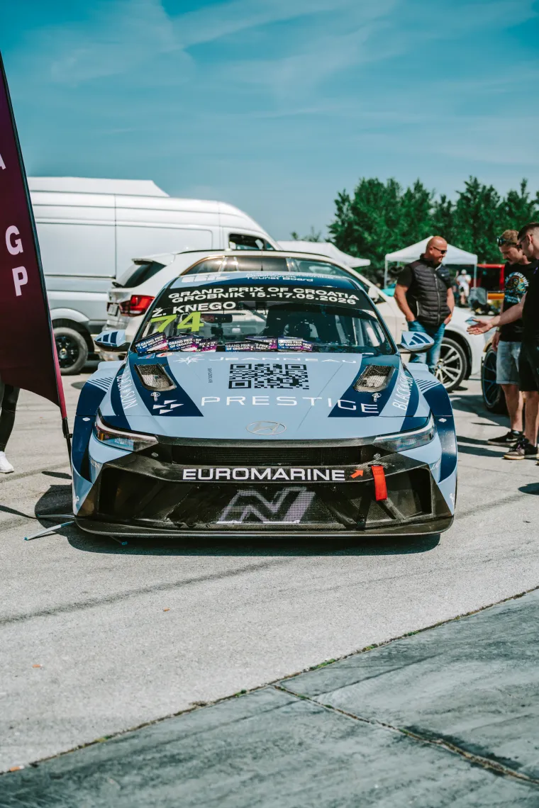 Nabrijani auti, spaljene gume i kontrolirani kaos: Ovo su legalni Brzi i Žestoki na Mičevcu