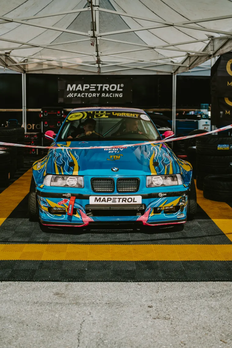 Nabrijani auti, spaljene gume i kontrolirani kaos: Ovo su legalni Brzi i Žestoki na Mičevcu