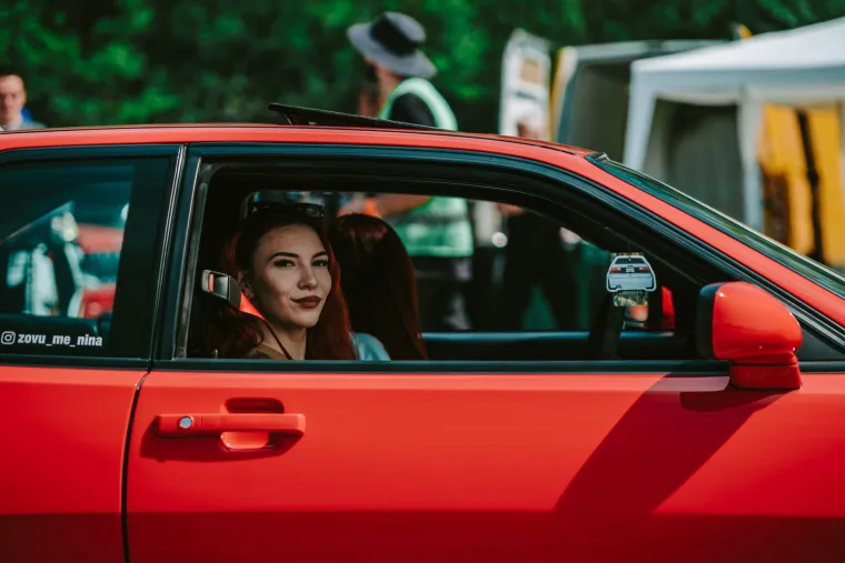 Nabrijani auti, spaljene gume i kontrolirani kaos: Ovo su legalni Brzi i Žestoki na Mičevcu