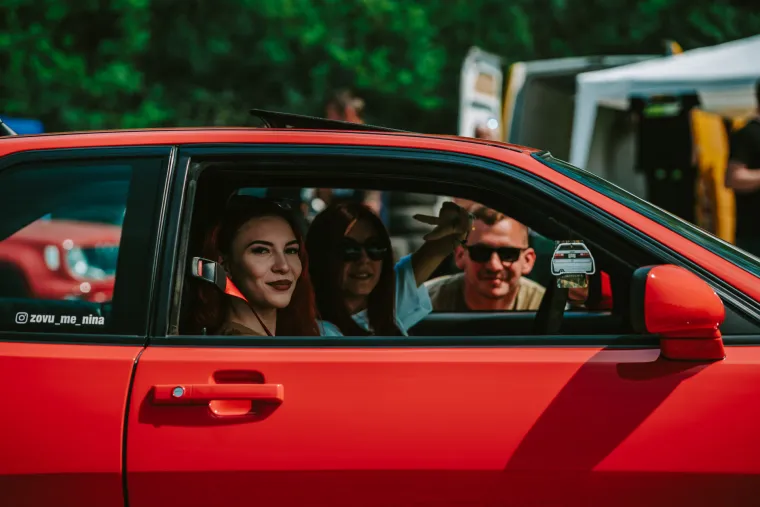 Nabrijani auti, spaljene gume i kontrolirani kaos: Ovo su legalni Brzi i Žestoki na Mičevcu