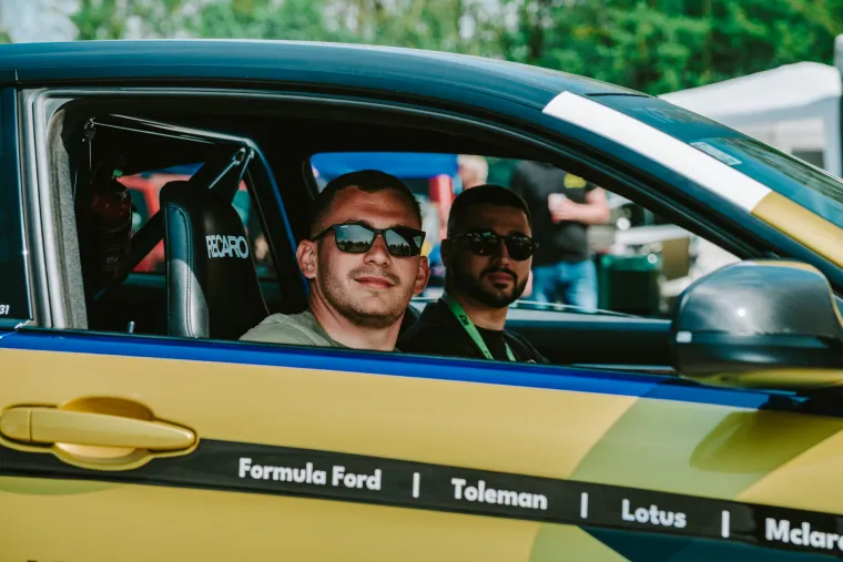 Nabrijani auti, spaljene gume i kontrolirani kaos: Ovo su legalni Brzi i Žestoki na Mičevcu