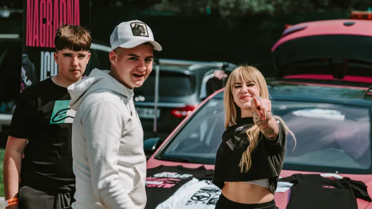 Nabrijani auti, spaljene gume i kontrolirani kaos: Ovo su legalni Brzi i Žestoki na Mičevcu