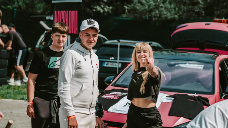 Nabrijani auti, spaljene gume i kontrolirani kaos: Ovo su legalni Brzi i Žestoki na Mičevcu