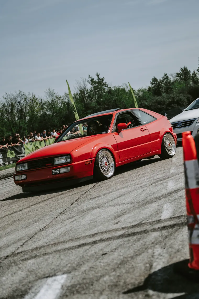 Nabrijani auti, spaljene gume i kontrolirani kaos: Ovo su legalni Brzi i Žestoki na Mičevcu