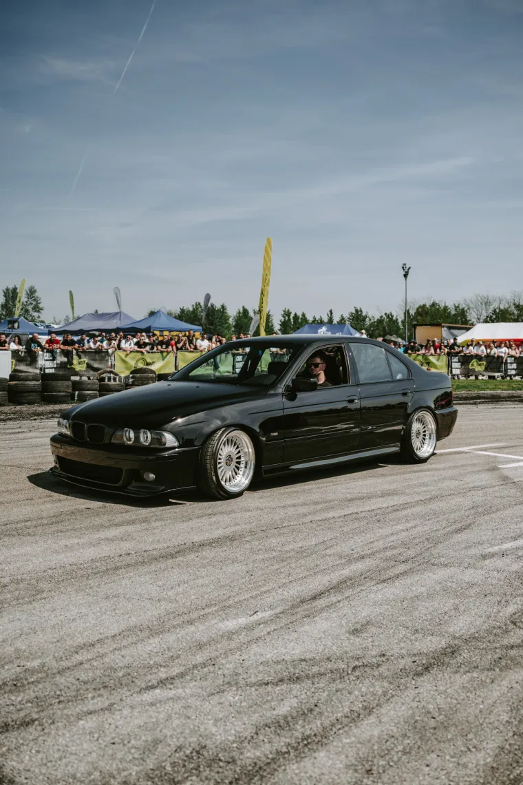 Nabrijani auti, spaljene gume i kontrolirani kaos: Ovo su legalni Brzi i Žestoki na Mičevcu