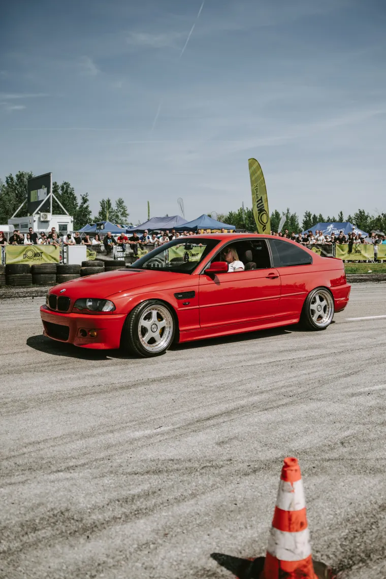 Nabrijani auti, spaljene gume i kontrolirani kaos: Ovo su legalni Brzi i Žestoki na Mičevcu