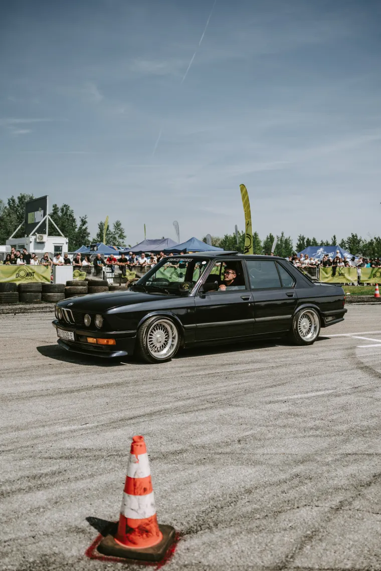 Nabrijani auti, spaljene gume i kontrolirani kaos: Ovo su legalni Brzi i Žestoki na Mičevcu