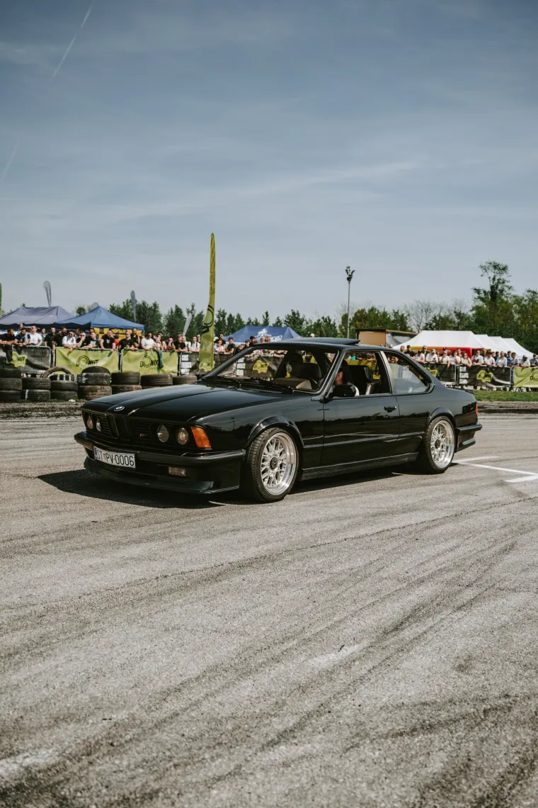 Nabrijani auti, spaljene gume i kontrolirani kaos: Ovo su legalni Brzi i Žestoki na Mičevcu