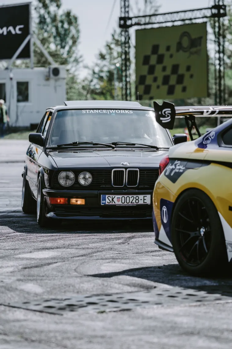 Nabrijani auti, spaljene gume i kontrolirani kaos: Ovo su legalni Brzi i Žestoki na Mičevcu