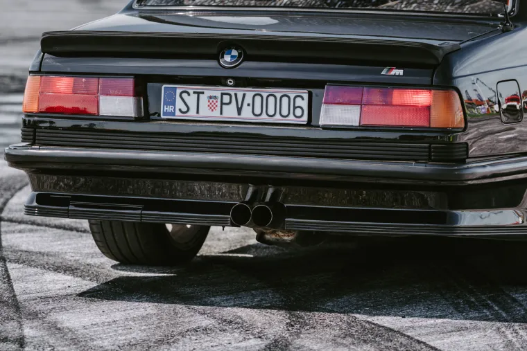 Nabrijani auti, spaljene gume i kontrolirani kaos: Ovo su legalni Brzi i Žestoki na Mičevcu