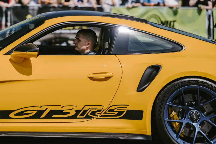 Nabrijani auti, spaljene gume i kontrolirani kaos: Ovo su legalni Brzi i Žestoki na Mičevcu