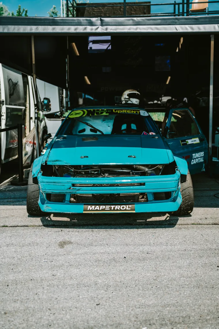 Nabrijani auti, spaljene gume i kontrolirani kaos: Ovo su legalni Brzi i Žestoki na Mičevcu