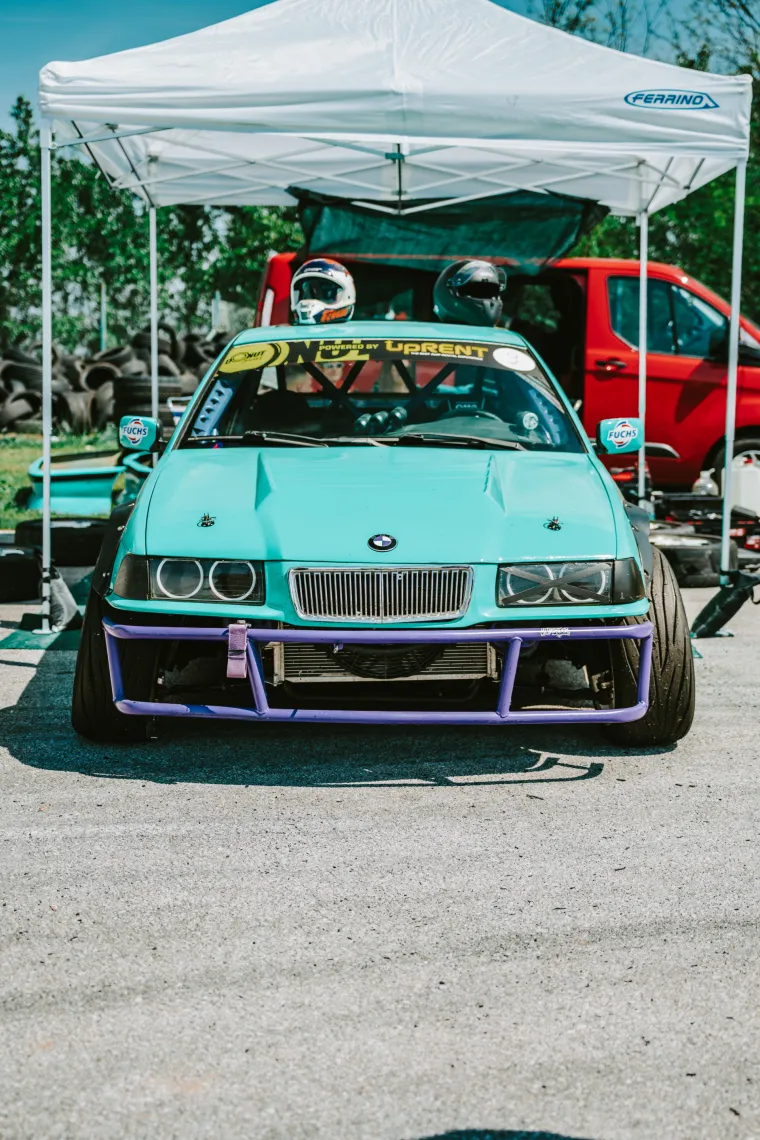 Nabrijani auti, spaljene gume i kontrolirani kaos: Ovo su legalni Brzi i Žestoki na Mičevcu