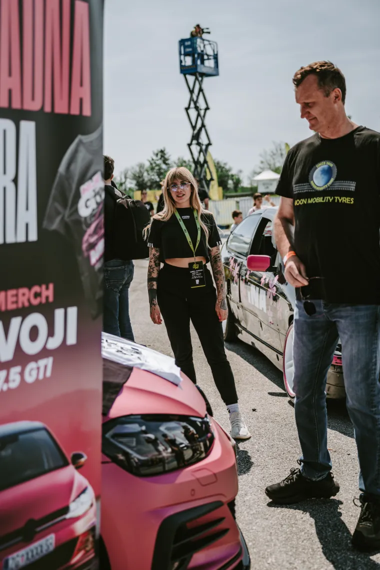 Nabrijani auti, spaljene gume i kontrolirani kaos: Ovo su legalni Brzi i Žestoki na Mičevcu