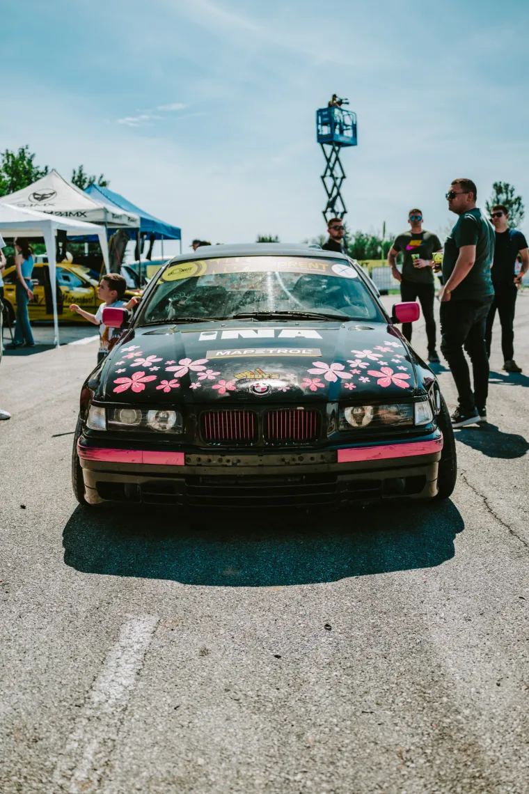 Nabrijani auti, spaljene gume i kontrolirani kaos: Ovo su legalni Brzi i Žestoki na Mičevcu