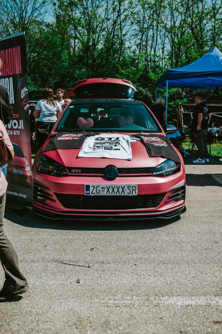 Nabrijani auti, spaljene gume i kontrolirani kaos: Ovo su legalni Brzi i Žestoki na Mičevcu