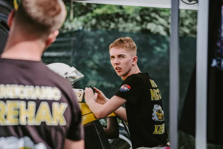 Nabrijani auti, spaljene gume i kontrolirani kaos: Ovo su legalni Brzi i Žestoki na Mičevcu