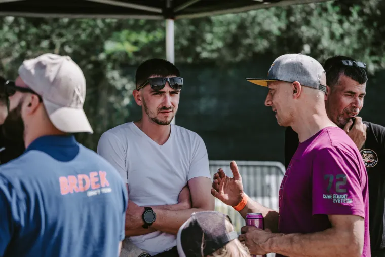 Nabrijani auti, spaljene gume i kontrolirani kaos: Ovo su legalni Brzi i Žestoki na Mičevcu