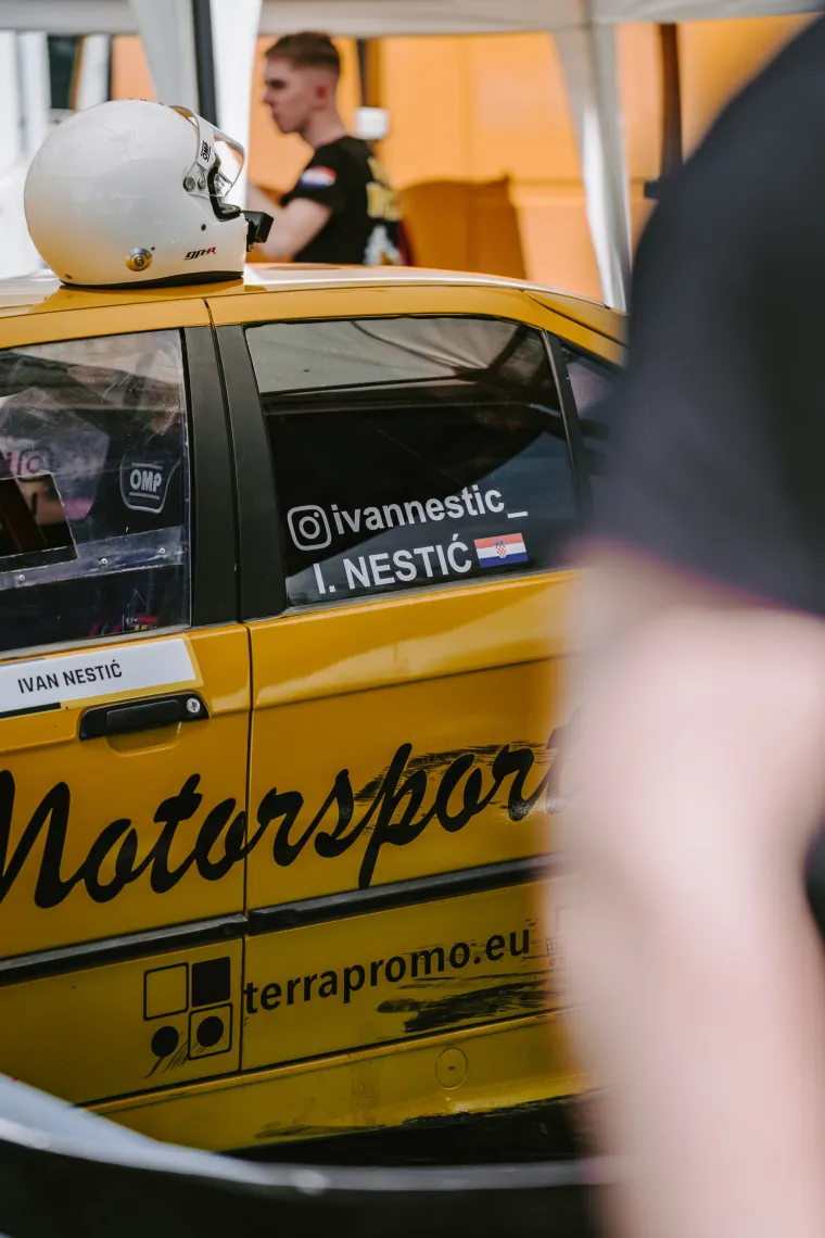 Nabrijani auti, spaljene gume i kontrolirani kaos: Ovo su legalni Brzi i Žestoki na Mičevcu