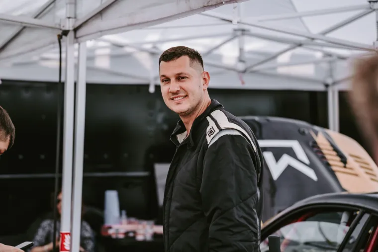 Nabrijani auti, spaljene gume i kontrolirani kaos: Ovo su legalni Brzi i Žestoki na Mičevcu