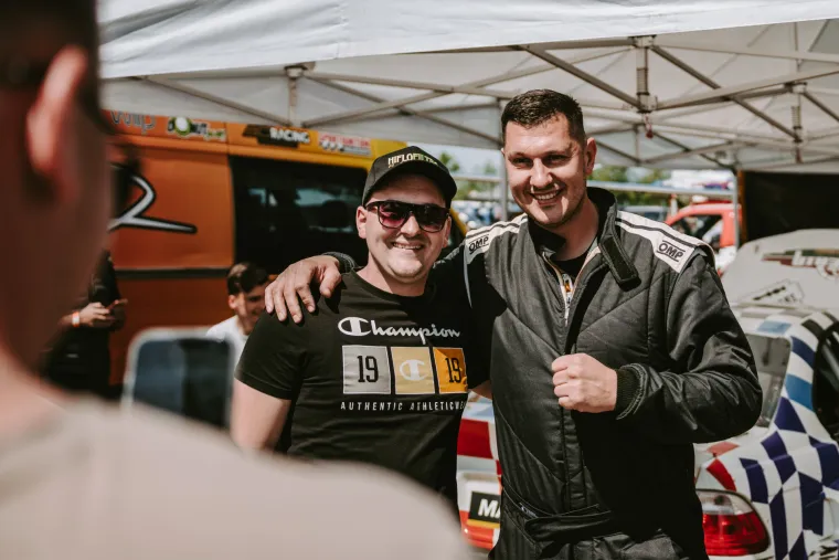 Nabrijani auti, spaljene gume i kontrolirani kaos: Ovo su legalni Brzi i Žestoki na Mičevcu