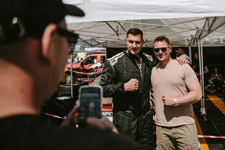 Nabrijani auti, spaljene gume i kontrolirani kaos: Ovo su legalni Brzi i Žestoki na Mičevcu