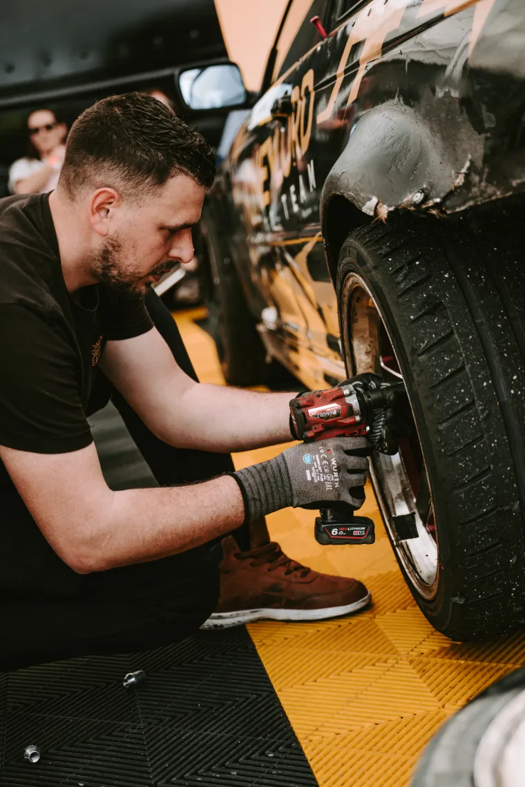 Nabrijani auti, spaljene gume i kontrolirani kaos: Ovo su legalni Brzi i Žestoki na Mičevcu