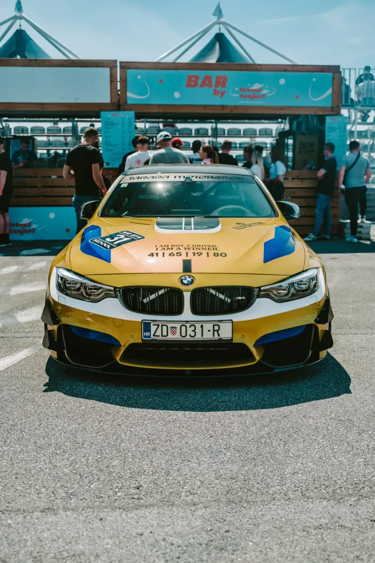 Nabrijani auti, spaljene gume i kontrolirani kaos: Ovo su legalni Brzi i Žestoki na Mičevcu