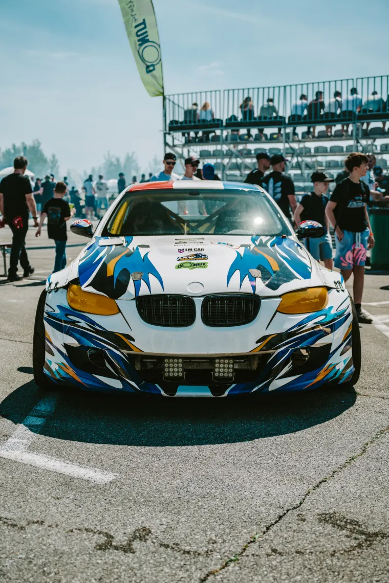 Nabrijani auti, spaljene gume i kontrolirani kaos: Ovo su legalni Brzi i Žestoki na Mičevcu