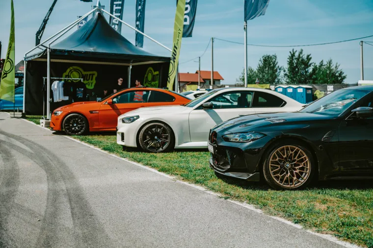 Nabrijani auti, spaljene gume i kontrolirani kaos: Ovo su legalni Brzi i Žestoki na Mičevcu