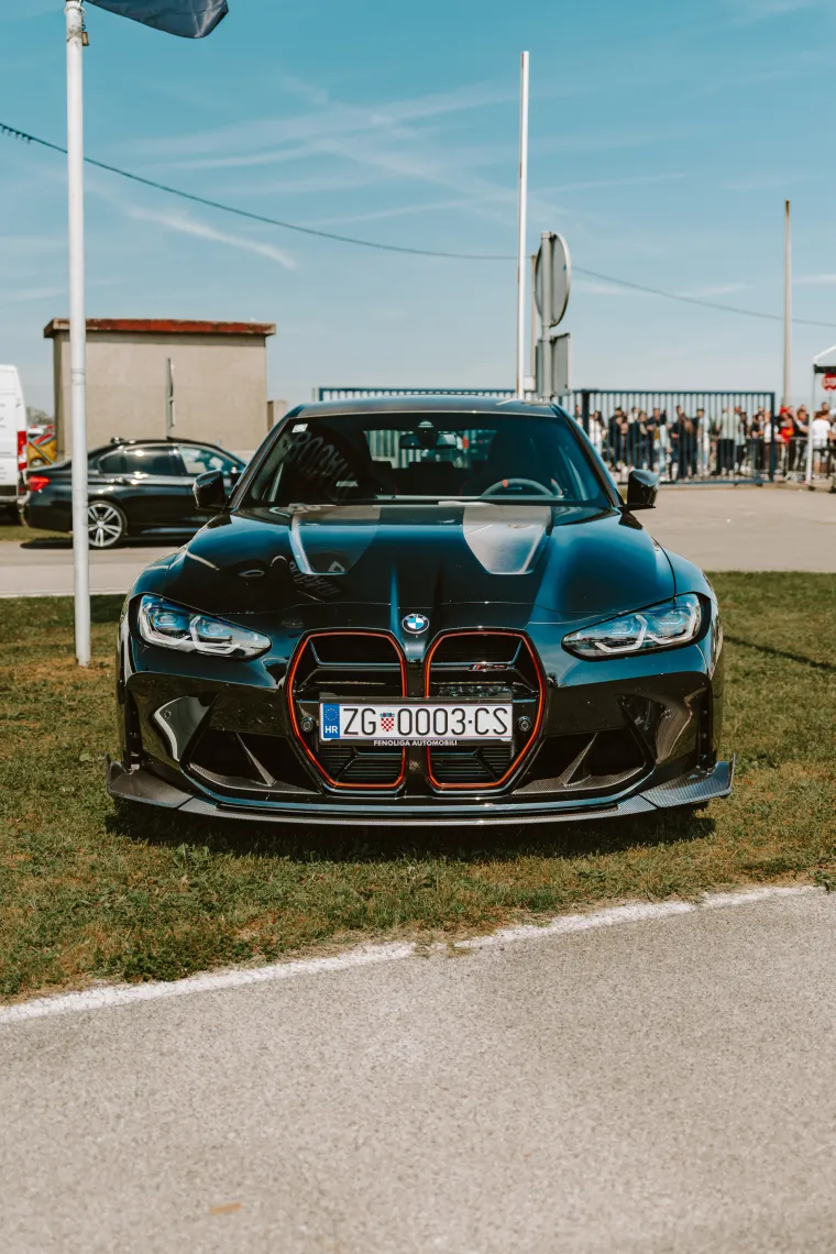 Nabrijani auti, spaljene gume i kontrolirani kaos: Ovo su legalni Brzi i Žestoki na Mičevcu