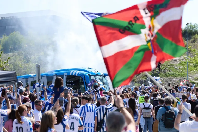 100 tisuća navijača dočekalo svoje heroje nakon osvajanja Kupa: Među njima i dva Vatrena