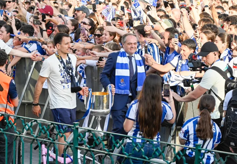 100 tisuća navijača dočekalo svoje heroje nakon osvajanja Kupa: Među njima i dva Vatrena