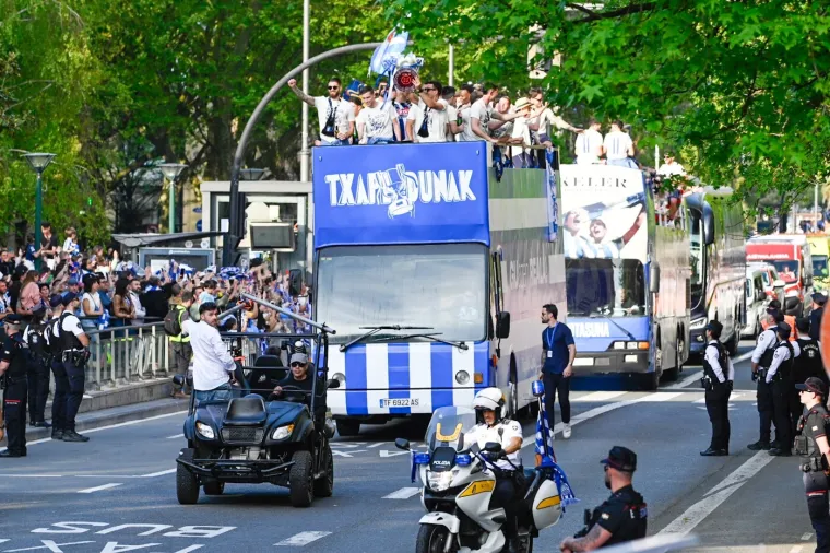 100 tisuća navijača dočekalo svoje heroje nakon osvajanja Kupa: Među njima i dva Vatrena