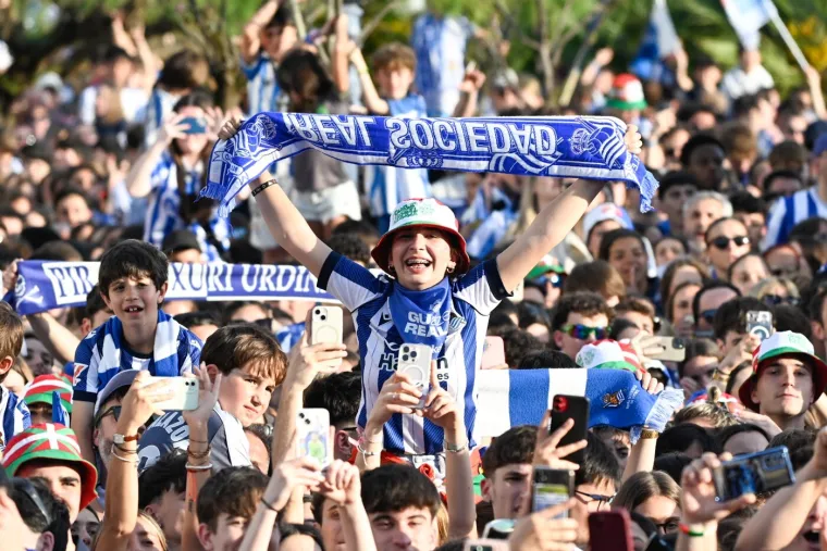 100 tisuća navijača dočekalo svoje heroje nakon osvajanja Kupa: Među njima i dva Vatrena