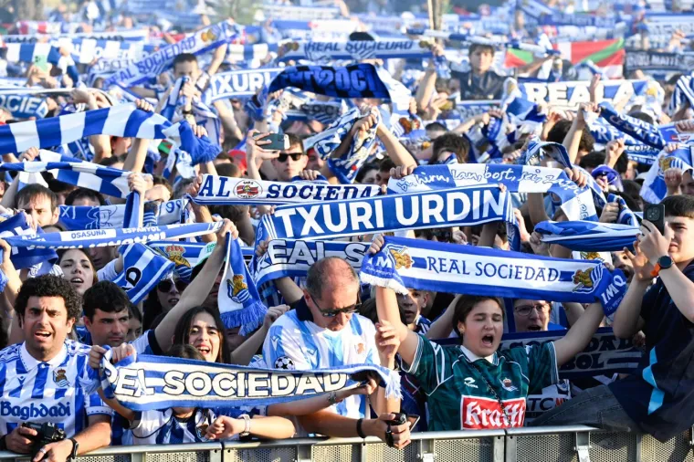 100 tisuća navijača dočekalo svoje heroje nakon osvajanja Kupa: Među njima i dva Vatrena