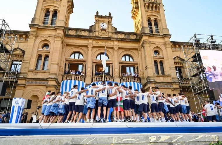 100 tisuća navijača dočekalo svoje heroje nakon osvajanja Kupa: Među njima i dva Vatrena