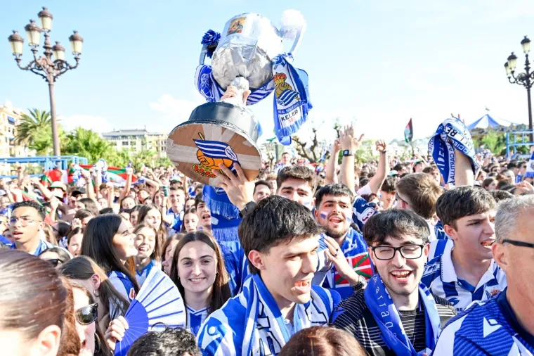 100 tisuća navijača dočekalo svoje heroje nakon osvajanja Kupa: Među njima i dva Vatrena