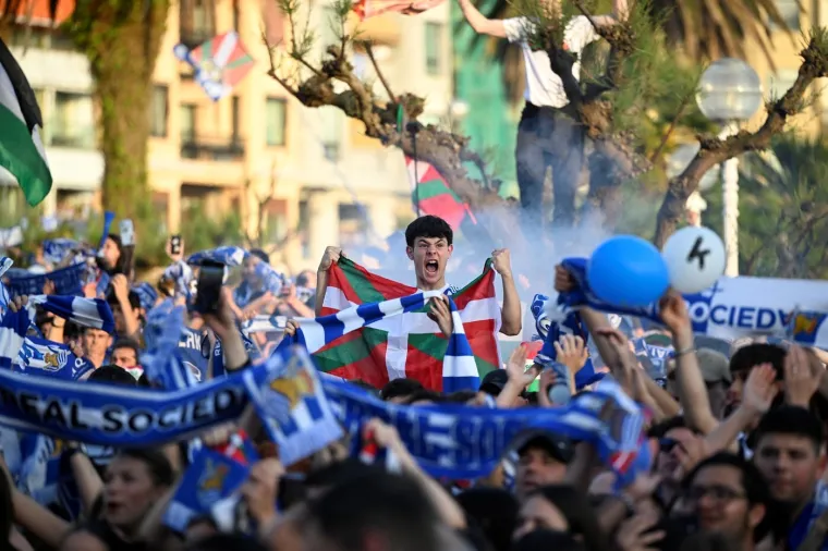 100 tisuća navijača dočekalo svoje heroje nakon osvajanja Kupa: Među njima i dva Vatrena