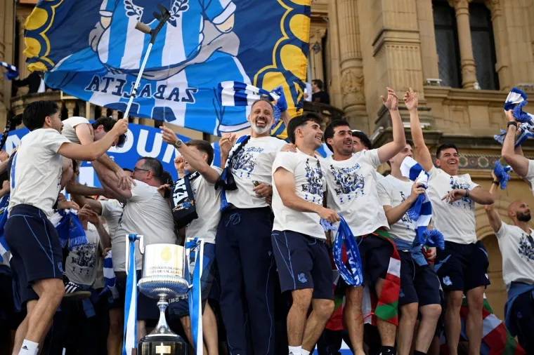 100 tisuća navijača dočekalo svoje heroje nakon osvajanja Kupa: Među njima i dva Vatrena