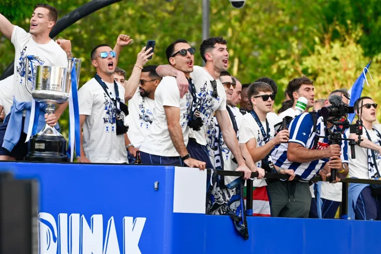 100 tisuća navijača dočekalo svoje heroje nakon osvajanja Kupa: Među njima i dva Vatrena