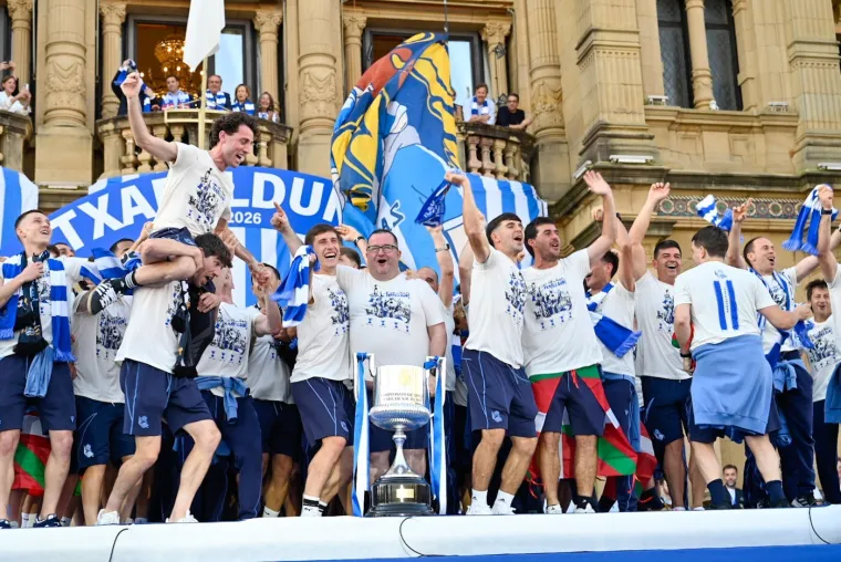 100 tisuća navijača dočekalo svoje heroje nakon osvajanja Kupa: Među njima i dva Vatrena