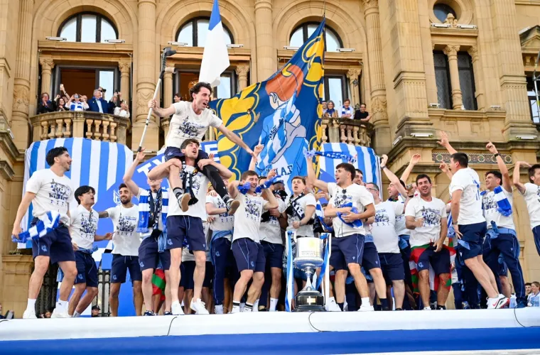 100 tisuća navijača dočekalo svoje heroje nakon osvajanja Kupa: Među njima i dva Vatrena