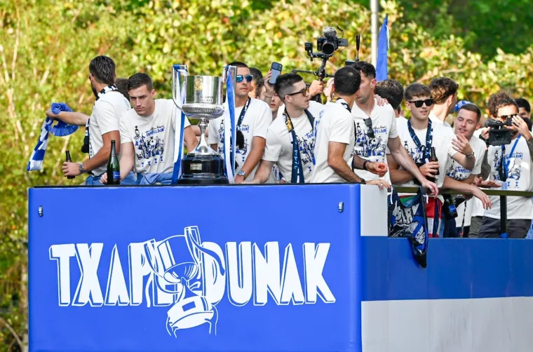 100 tisuća navijača dočekalo svoje heroje nakon osvajanja Kupa: Među njima i dva Vatrena