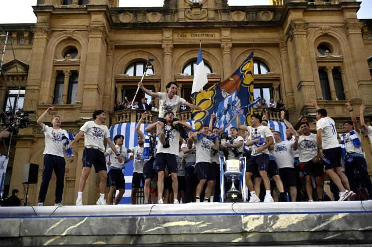 100 tisuća navijača dočekalo svoje heroje nakon osvajanja Kupa: Među njima i dva Vatrena