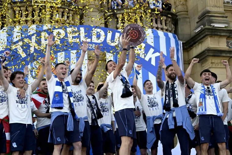 100 tisuća navijača dočekalo svoje heroje nakon osvajanja Kupa: Među njima i dva Vatrena