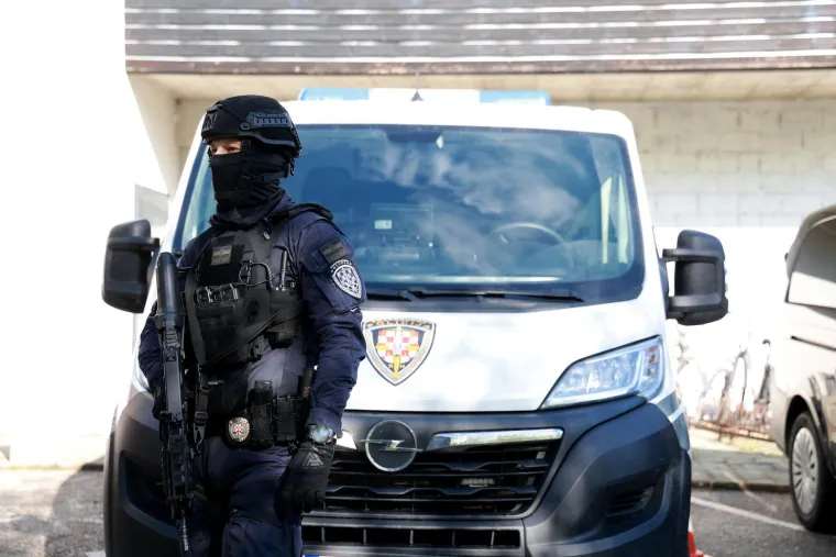 Duge cijevi dopratile Srđana Mlađana na sud, pogledajte snimku: Danas svjedoči njegov kum