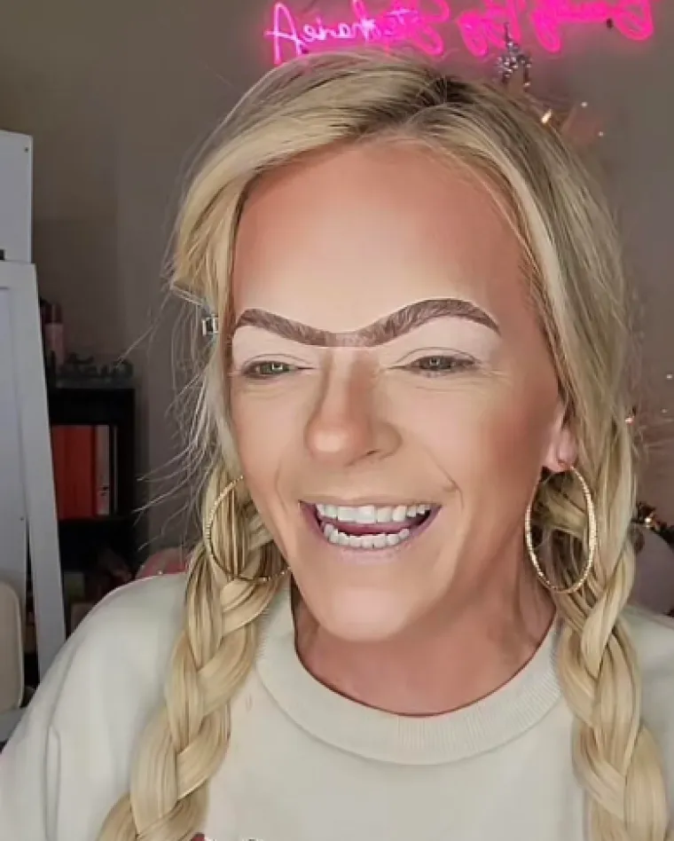 Ove djevojke kao da su se natjecale za najgoru &scaron;minku: Izgledaju nevjerojatno lo&scaron;e