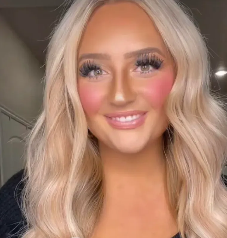 Ove djevojke kao da su se natjecale za najgoru &scaron;minku: Izgledaju nevjerojatno lo&scaron;e